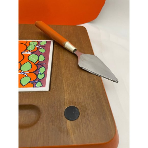 Vintage hand carved wood cheese board with knife, ceramic insert, apples insert - Picture 6 of 9